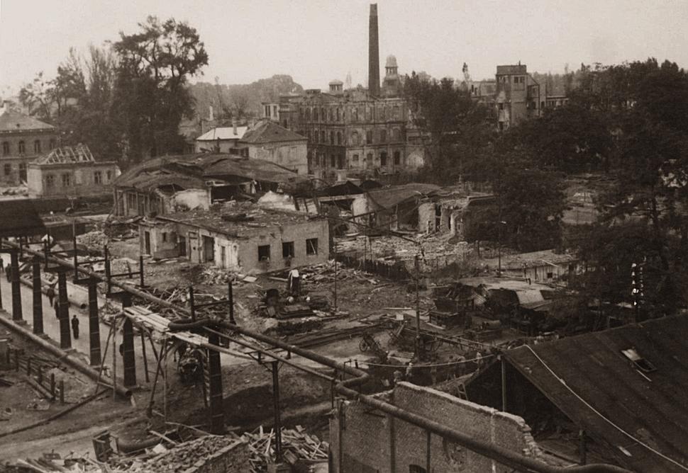 Bombardovanie továrne Apollo v Bratislave. Zdroj: Wikimedia