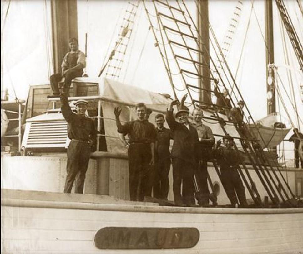 Posádka lode Maud v Seattli v júni 1922