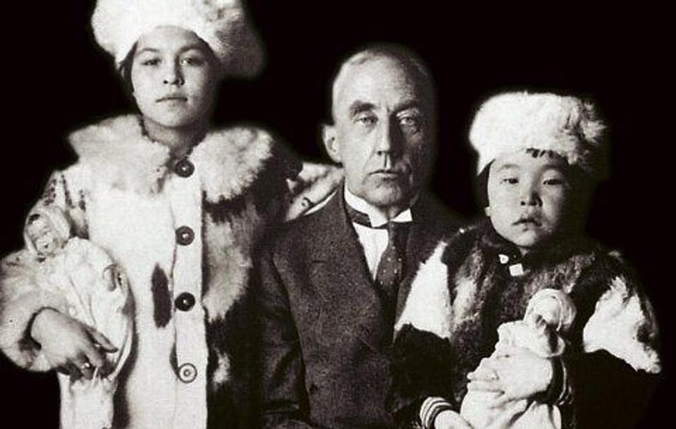 Roald Amundsen s dievčatami, ktoré zobral na štúdium do Nórska: zľava Camilla Carpendale, Amundsen a Nita Kakot.