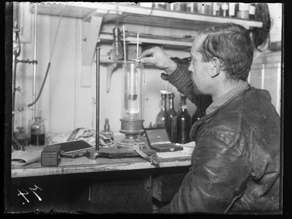 Harald Ulrik Sverdrup analyzuje vzorky vody počas Expedície Maud, rok 1922
