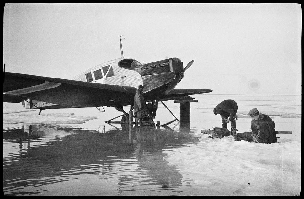 Príprava lietadla Junkers Curtiss Oriole na lietanie v júni 1923. Toto lietadlo dostalo meno Elizabeth.