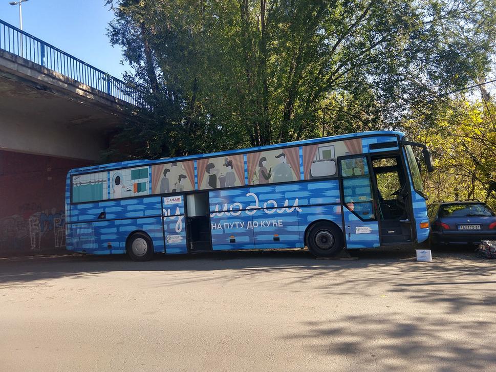 Autobus pomoci býva pristavený pod Brankovým mostom trikrát týždenne, a to medzi 9:00 až 13:00. Cez predné dvere sa ľudia bez domova dostanú k lekárom, cez zadné zasa do spŕch.