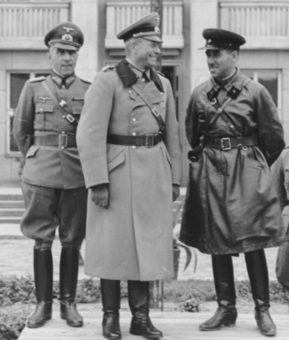 Heinz Guderian a Semion Krivošein v družnom rozhovore na pódiu pri vojenskej prehliadke nemeckého a sovietského vojska dňa 22.9.1939