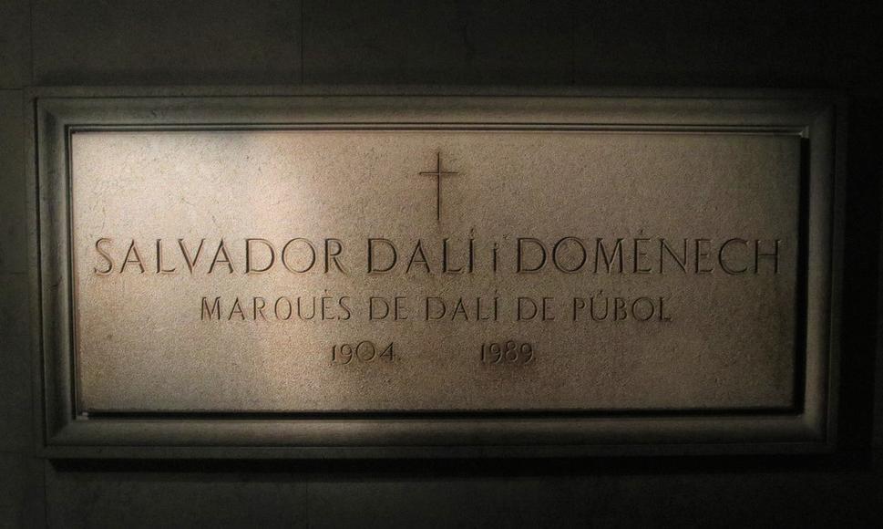 tu v Theatre museo vo Figuéeres odpočíva Salvador Dalí