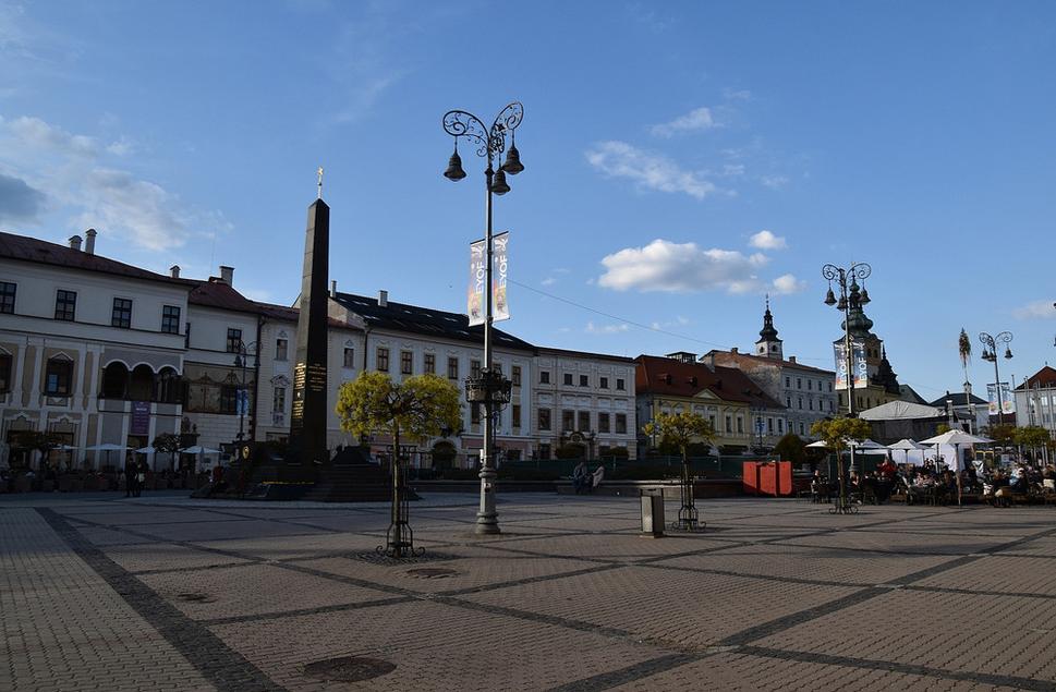 námestie SNP s čiernym obeliskom