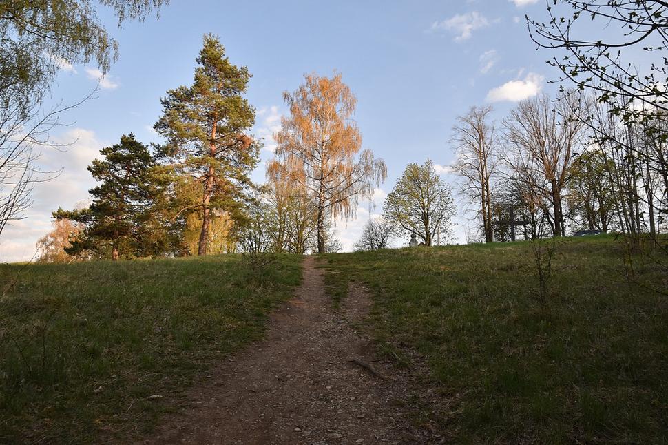 chodník ku kostolíku