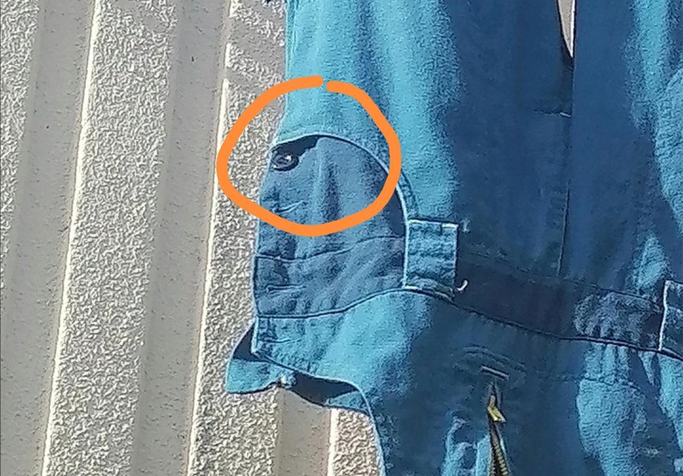 gombík na montérkach = puntík