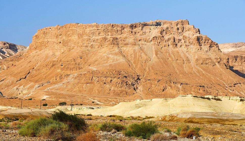 Po celom obvode skalného kopca Masada sú takmer kolmé strmé svahy. Plošina na vrchole, na ktorej stála pevnosť, má rozmer asi 600 x 300 metrov.