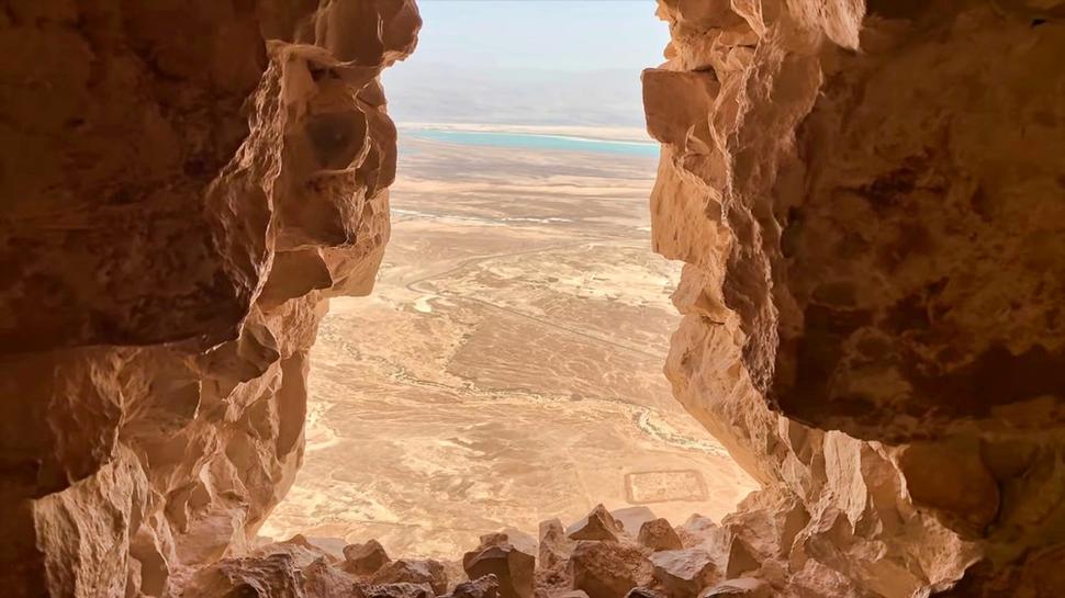 Pohľad z Masady smerom k Mŕtvemu moru. Tam dole stál jeden zo štyroch rímskych táborov, ktorými bola Masada obkľúčená.