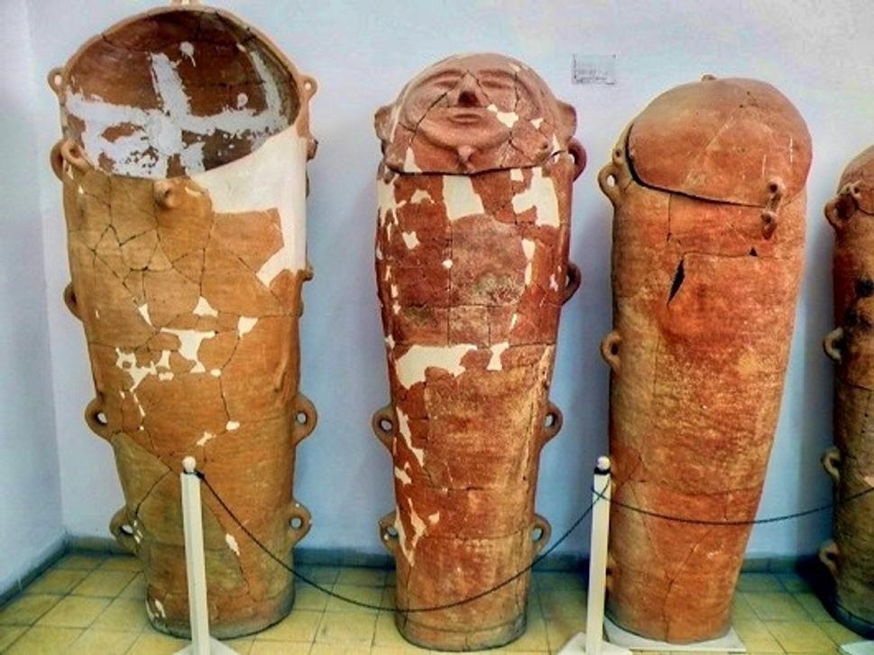 Keramické nádoby v ktorých boli uložené zvitky zabalené do ľanového plátna sú vystavené v Svätyni knihy Izraelského národného múzea.