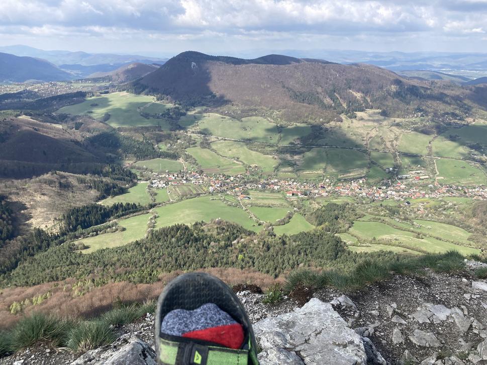 Pohľad z Vapeča na Hornú Porubu. Výstup na vrchol iba v gala. Otlaky stále neboli zahojené, takto sa kráčalo príjemnejšie.
