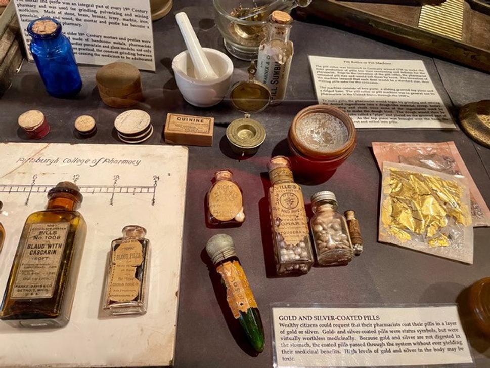 New Orleans Pharmacy Museum: Pozlátené, či postriebrené lieky v 19. stor. neboli nič nezvyčajné vo vyššej spoločenskej vrstve.