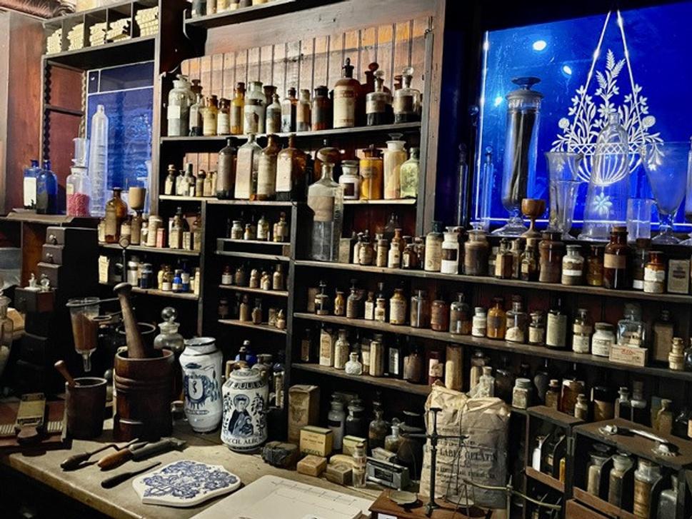 New Orleans Pharmacy Museum: Pracovná časť lekárne, kde sa vyrábali lieky.