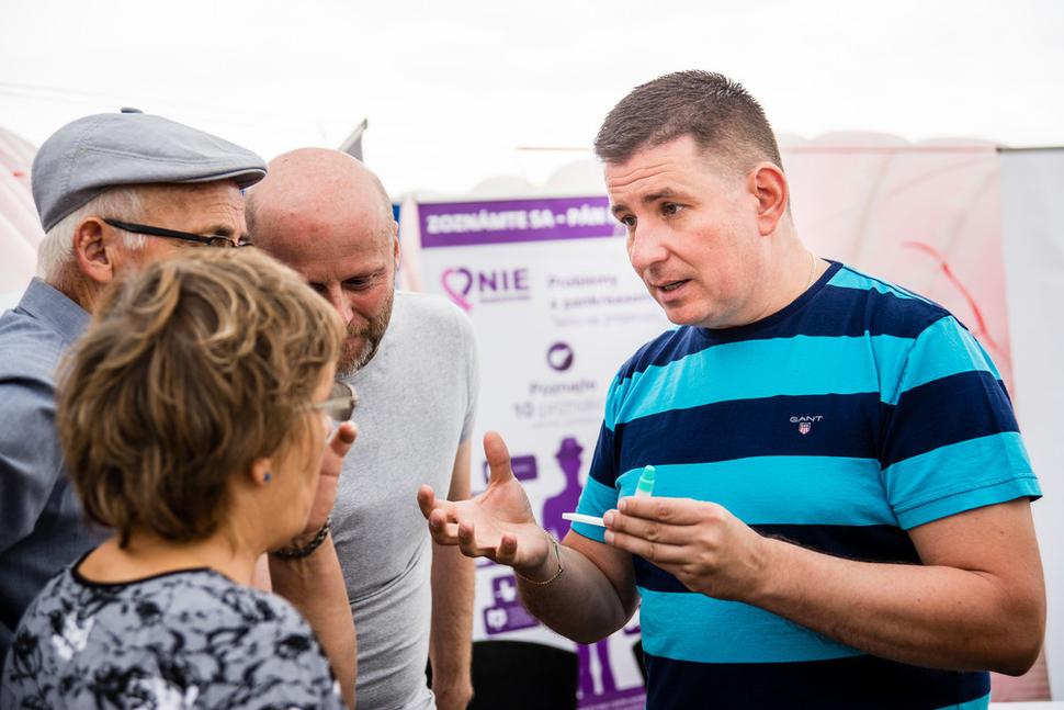 Známy moderátor a spoluzakladateľ NIE RAKOVINE Patrik Herman osobne prednáša na mnohých zastávkach v rámci turné NIE RAKOVINE 2022.