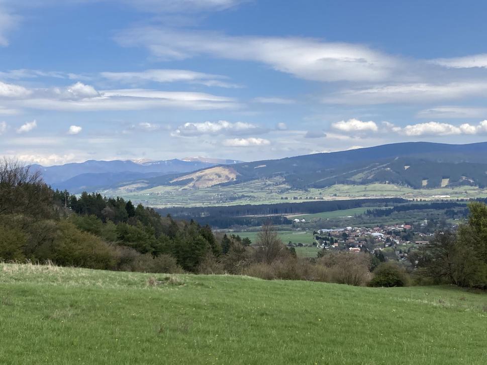 Pohľad zo Sklenianskych lúk na Kremnické vrchy a Veľkú Fatru