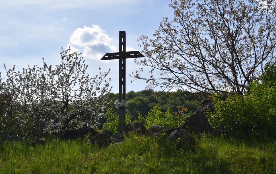 železný kríž na začiatku krížovej cesty