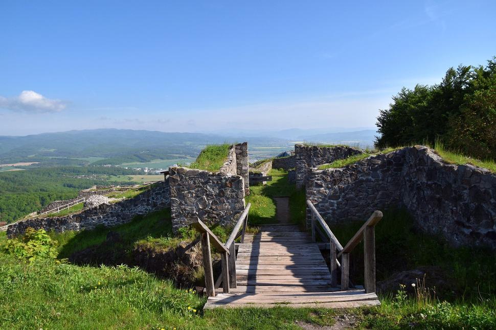 chodník k palácu a k cisterne