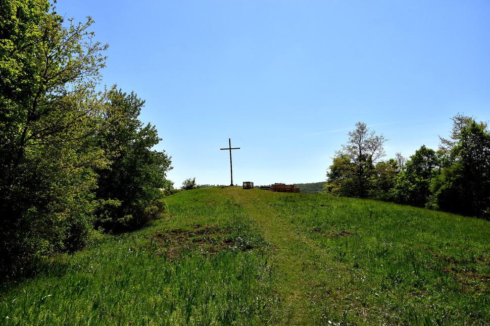 povrch sopúcha s krížom a sedením