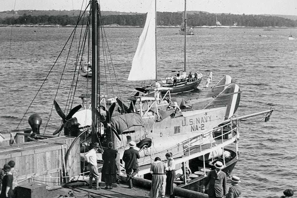 Členovia arktickej Expedície MacMillan na lodi SS Peary s nákladom expedičných lietadiel Loening OL-2 krátko pred vyplávaním do Etahu v Grónsku. Wiscasset 1925.