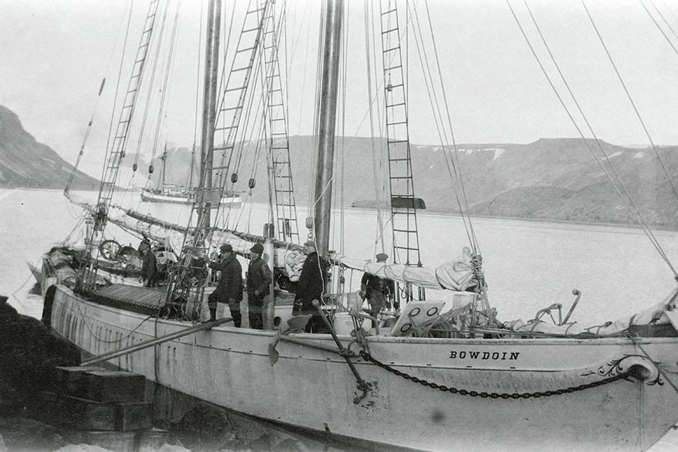 Škuner Bowdoin s vedeckou časťou epedície, zatiaľ čo Byrd a jeho tím boli na palube väčšej a pohodlnejšej lode Peary.