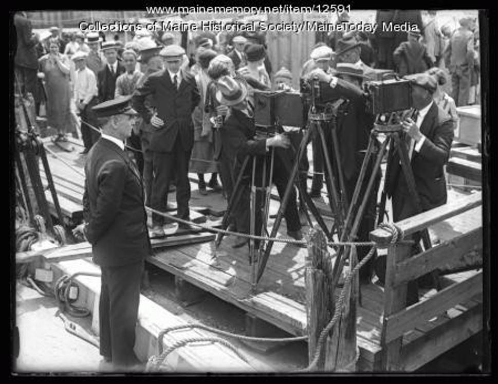 Kapitán MacMillan pózuje fotografom krátko pred vyplávaním expedície v roku 1925. Zúčastňoval sa arktických ciest až do veku 80 rokov, poslednú plavbu absolvoval v roku 1954.