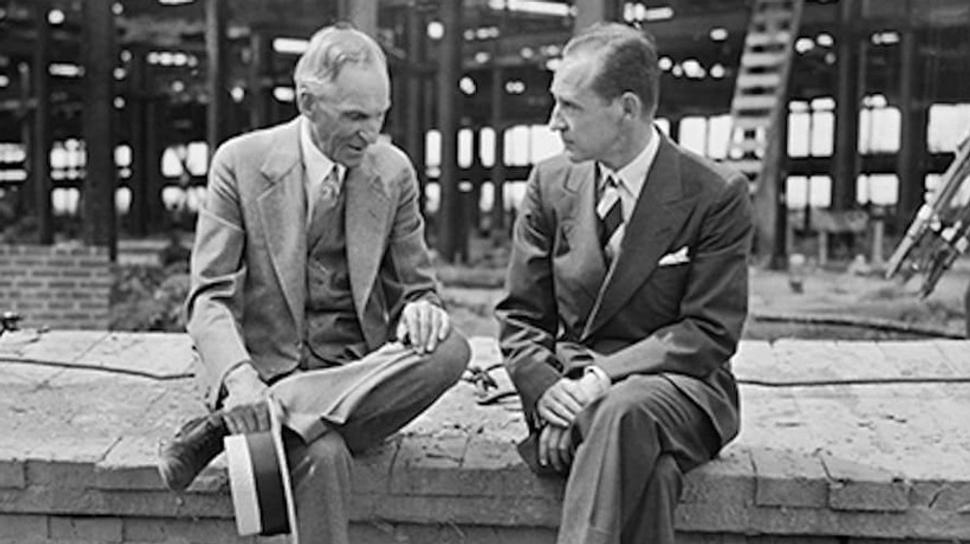Henry Ford (vľavo) so svojím synom Edselom. Edsel bol jediným dieťaťom Henryho Forda a zomrel predčasne, takže Henry Ford nezanechal po sebe priameho dediča.