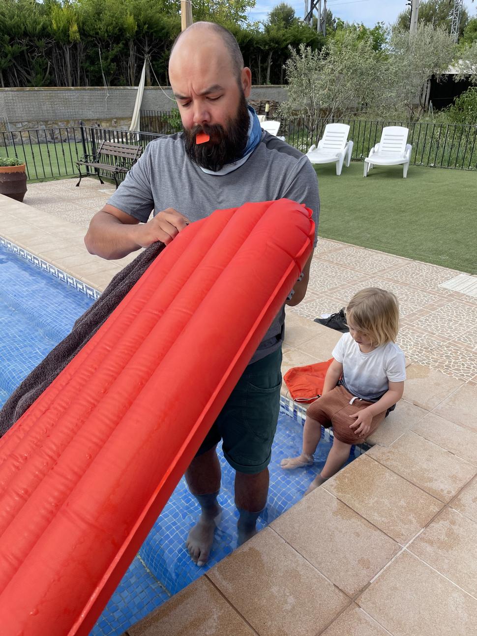 Noc predtým spal Silvo na zemi a nafukovačka Big Agnes si vypýtala údržbu. Bazén sa zišiel na opravu ako vyšitý.