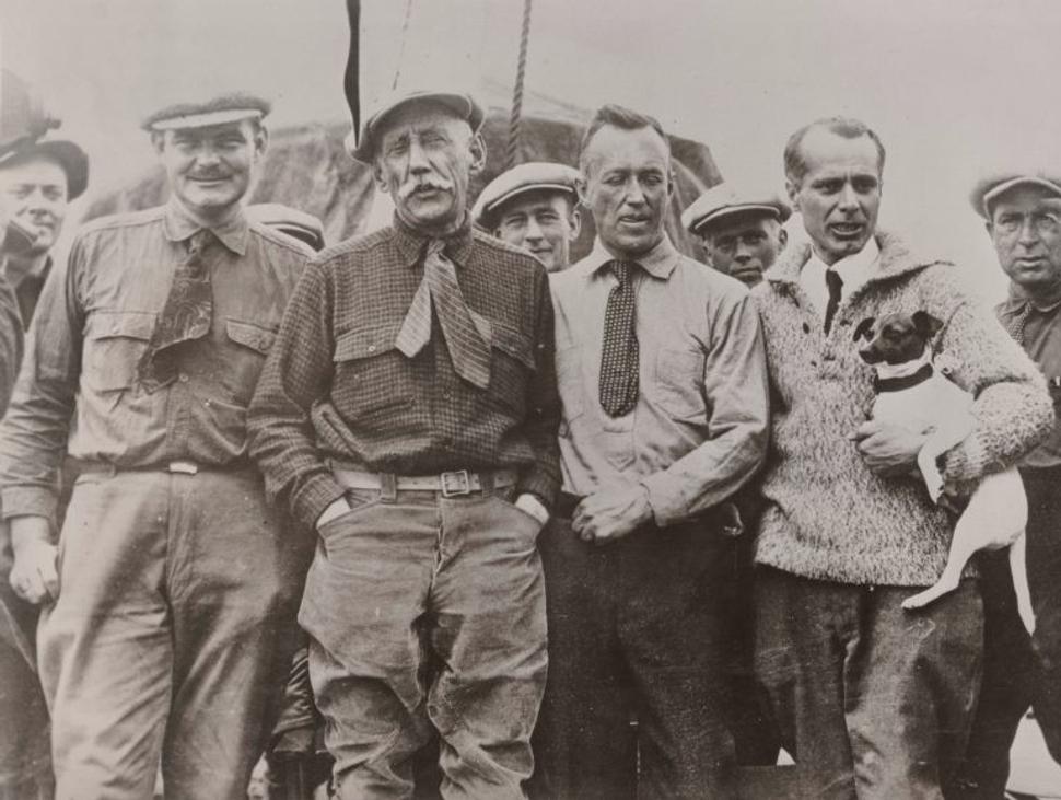 Časť posádky vzducholode Norge. Zľava: Riiser-Larsen, Amundsen, Ellsworth, Nobile a Titina.