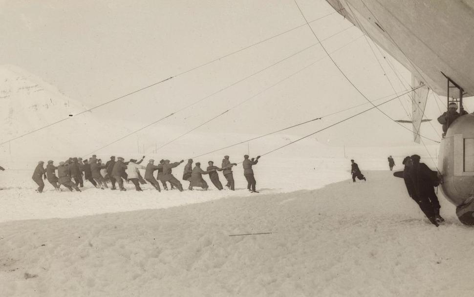 Pozemná časť expedície manévruje so vzducholoďou Norge po prílete do Ny-Ålesund, aby ju dostala do hangára. Špicbergy dňa 7. mája 1926