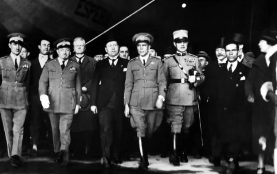 Talianska delegácia počas odovzdávania vzducholode Norge Nórskej leteckej spoločnosti. V strede je Umberto Nobile s premiérom talianskej vlády Benitom Mussolinim