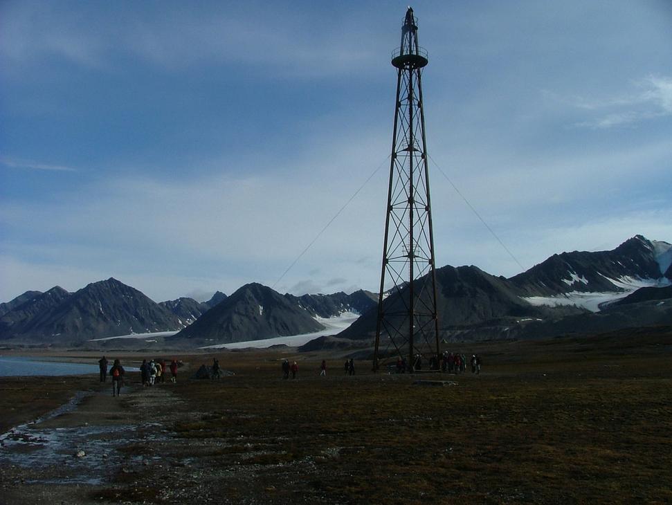 Kotviaca veža, vybudovaná pre Expedíciu Norge, dodnes strojí v obci Ny-Ålesund, Špicbergy a predstavuje hlavnú turistickú atrakciu.