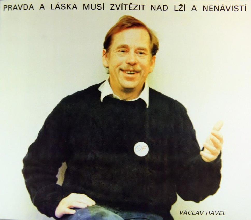 Plagát Novembra 89 mám dodnes doma. Plagát Občanského fóra s Vaclavom Havlom a konštatovaním, že láska a pravda víťazia nad lžou a nenávisťou. Bol som vtedy v štrajkovom výbore LF UK a mal som 21 rokov.
