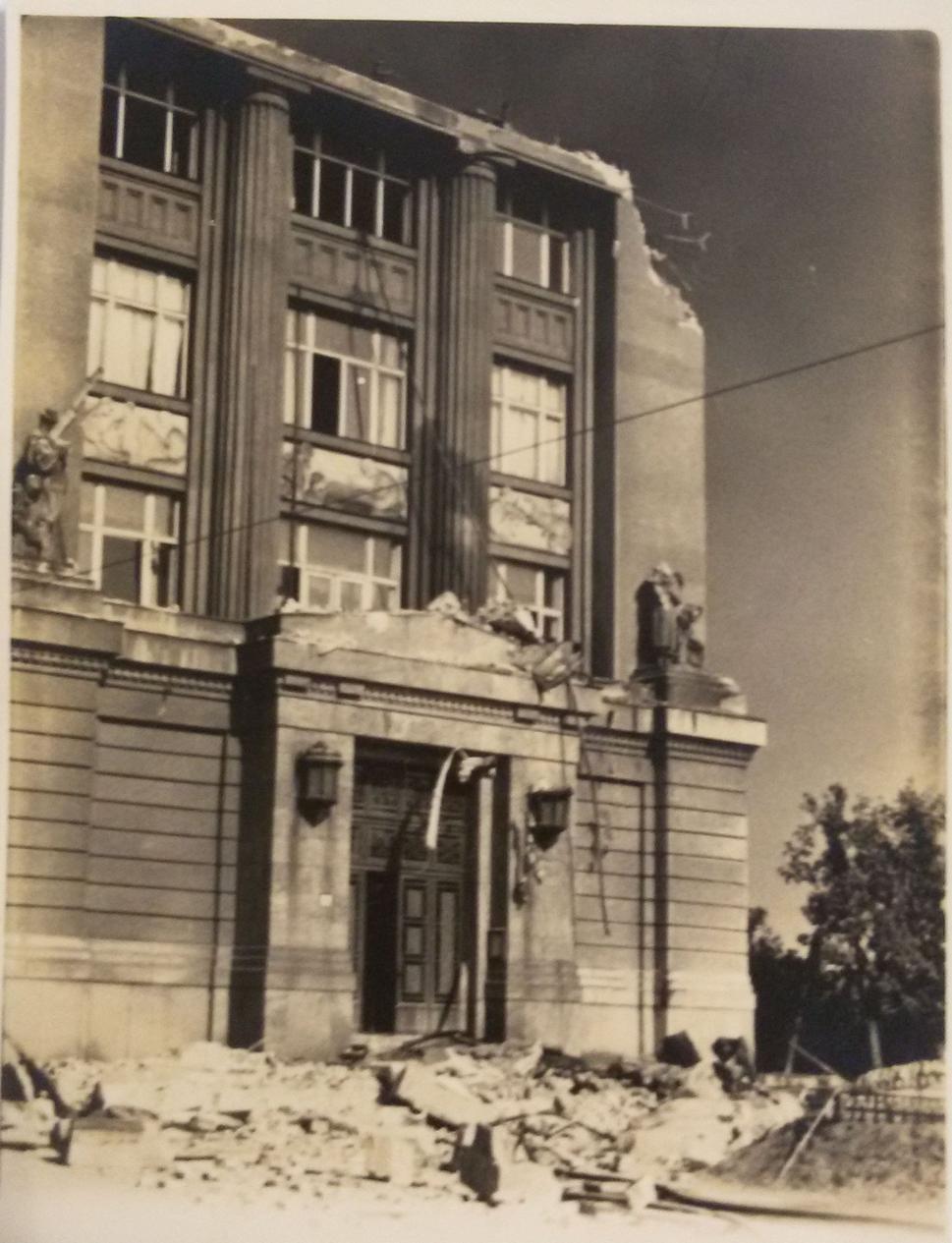 Budova Slovenského národného múzea po bombardovaní, fotené Dušanom Bublíkom, Zdroj: archív Memory of Nations