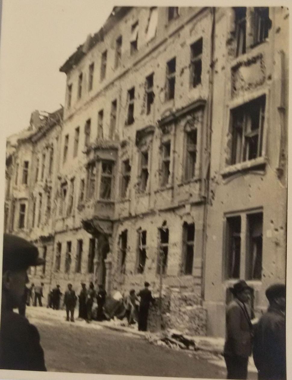 Bratislava po bombardovaní, fotené Dušanom Bublíkom, Zdroj: archív Memory of Nations