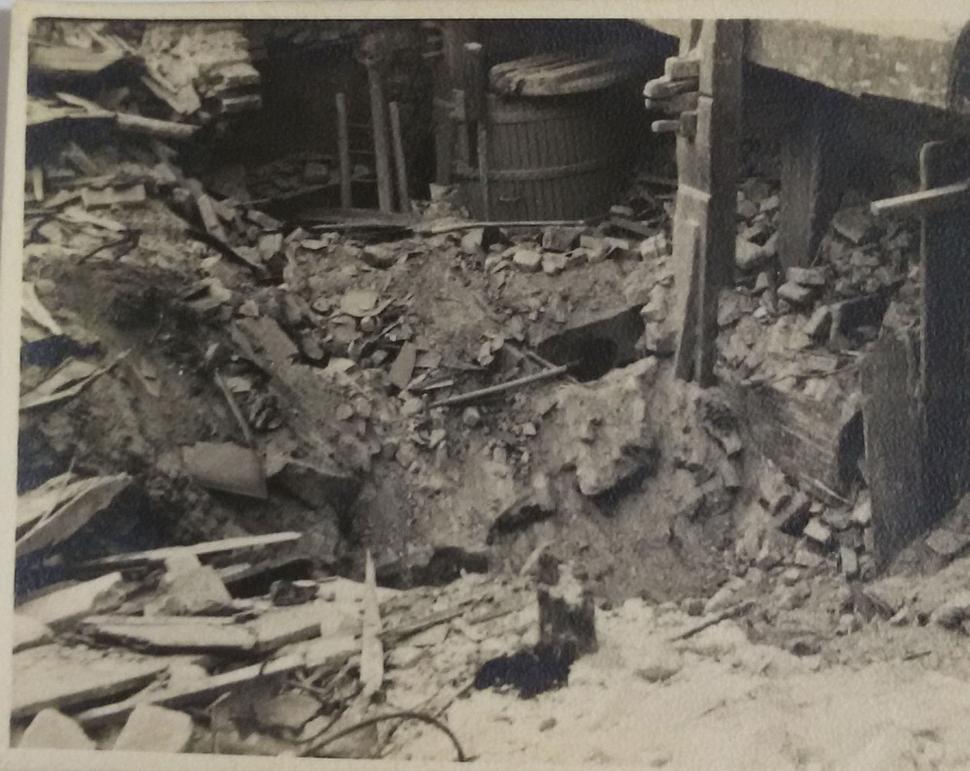 Viecha na Vysokej ulici po bombardovaní, fotené Dušanom Bublíkom, Zdroj: archív Memory of Nations
