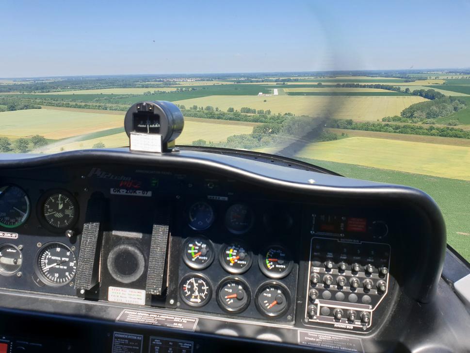 Po necelých 20 minútach letu sme sa opäť priblížili k Letisku KOMOČA. Ako vidieť, lietadlo TECNAM P92 Echo MKII. má ešte klasické letecké prístroje, prezývané "budíky".