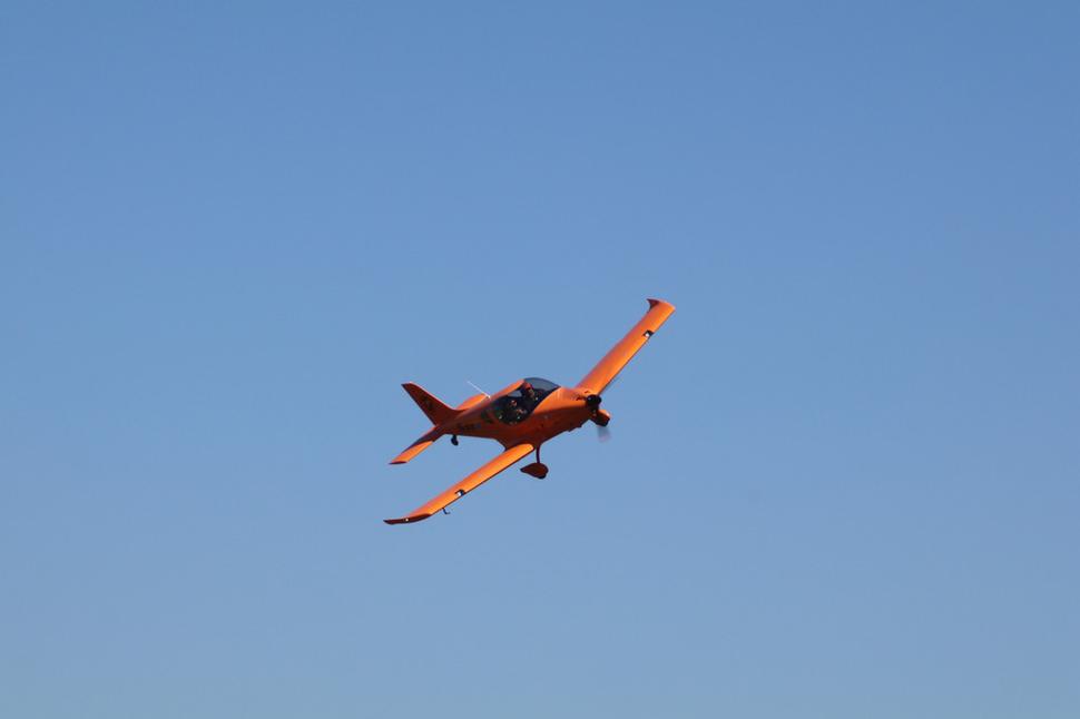 Nad miestom nehody na lietadle BRISTELL výrazne oranžovej farby krúžil pilot Andrej MANYI, aby nás tam navigoval tiež.