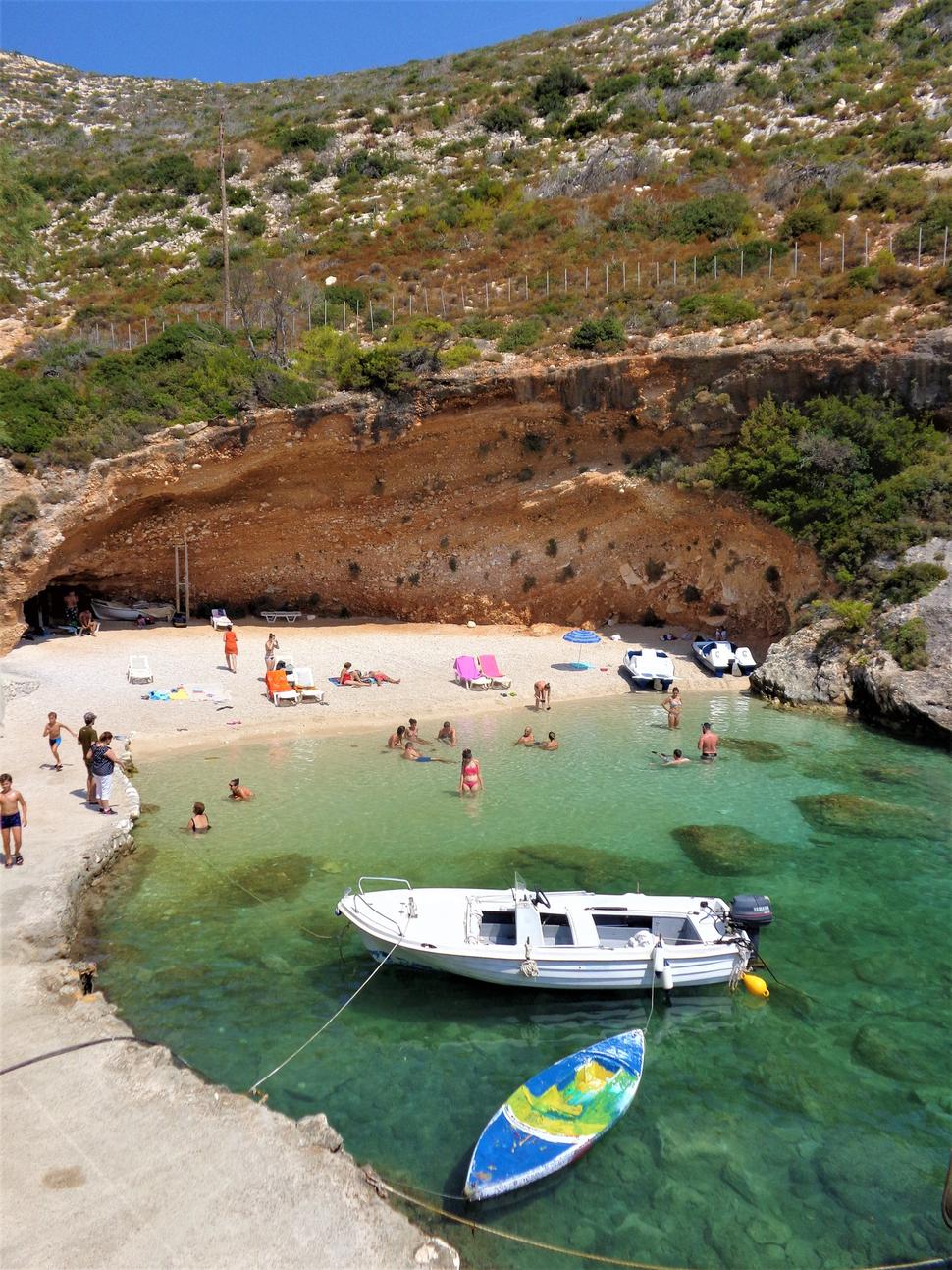 Porto Vroni - jeen z malých prístavov, odkiaľ sa dostanete k Navagio