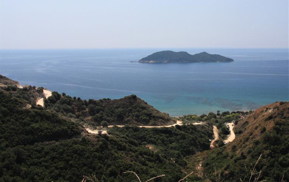 touto prašnou cestou sa dostanete na pláž Dafni v Laganaskom zálive - na motorke to je naozaj zážitok