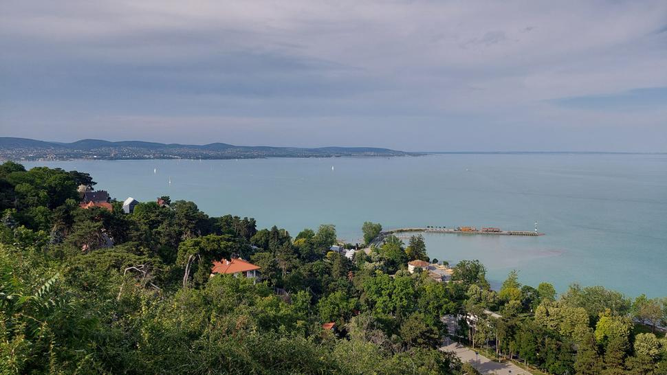 Výhľad od kláštora na Balaton