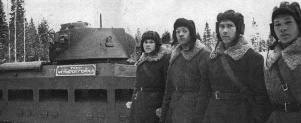 Posádka tanku Matilda II. Veliteľom je Andrej Fokin, neskorší Hrdina ZSSR, tankové eso so 16 víťazstvami v máji 1942 na tanku KV-1