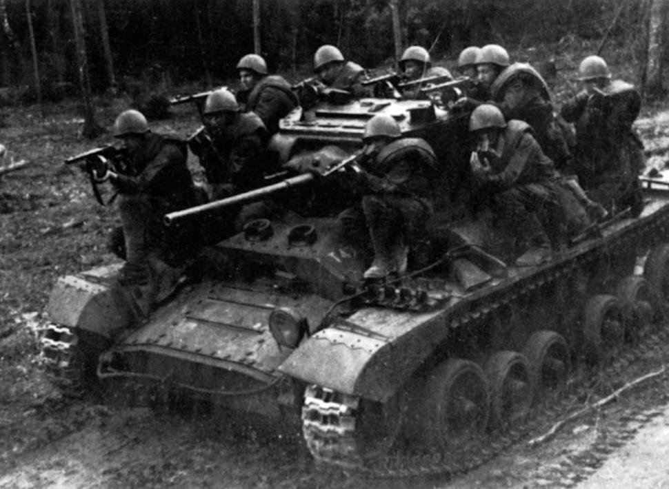 Sovietska pechota na britskom tanku Valentine IV, rok 1944