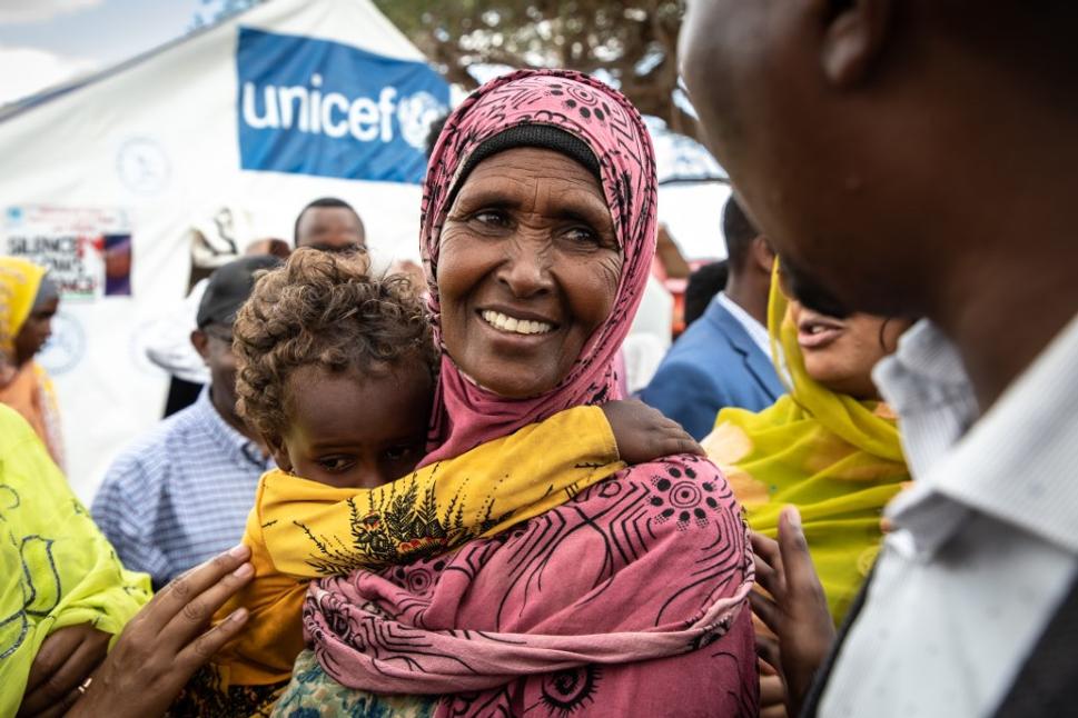 Žena s vnučkou v náručí odchádza z UNICEFom podporovaného stanu s humanitárnou pomocou v tábore pre vnútorne vysídlené osoby Higlo