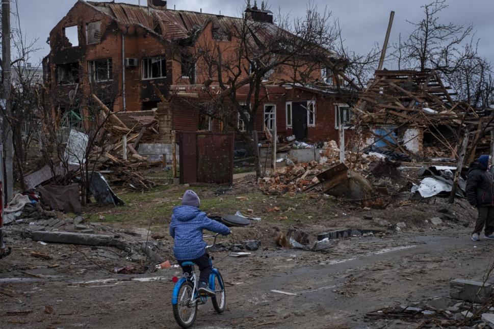 Kyryl, 7, sa vybral na bicykli ku svojej starej mame do Novoselivky, predmestia Černihivu.