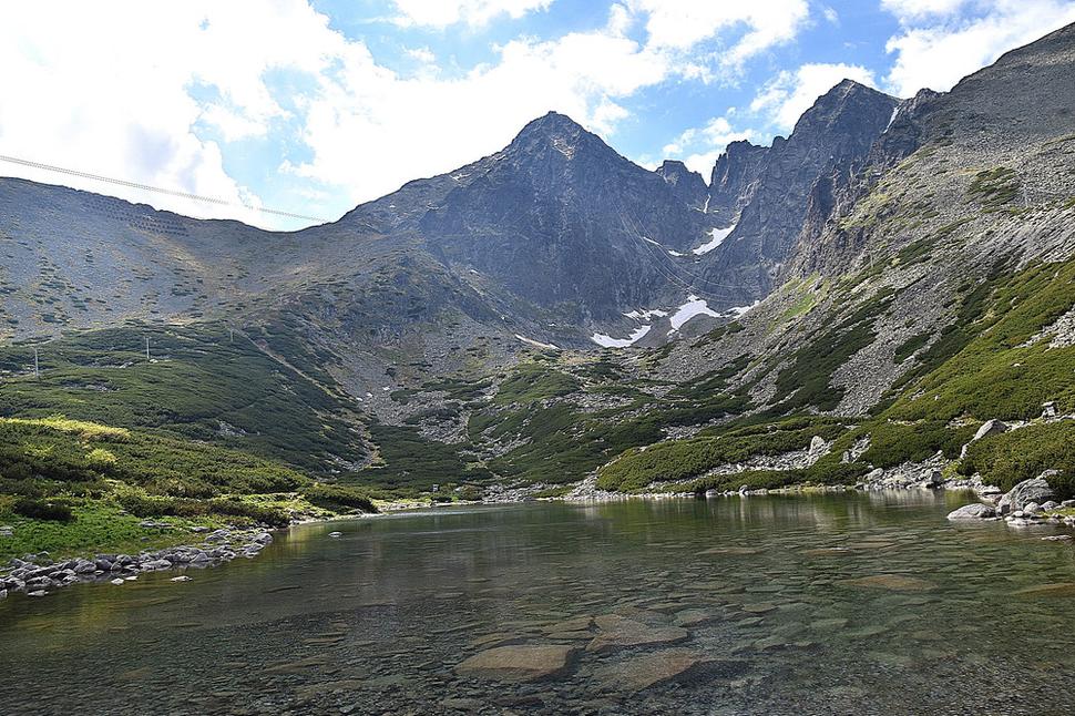 Skalnaté pleso v pozadí Lomnický štít