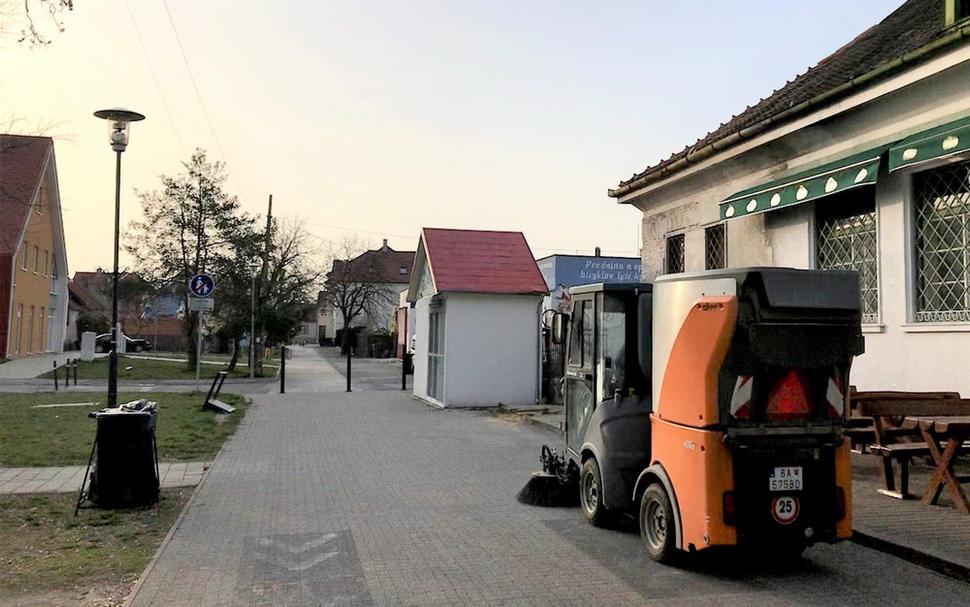 Nájom za upratovacie auto platia Vajnory svojej dcére paušálne.