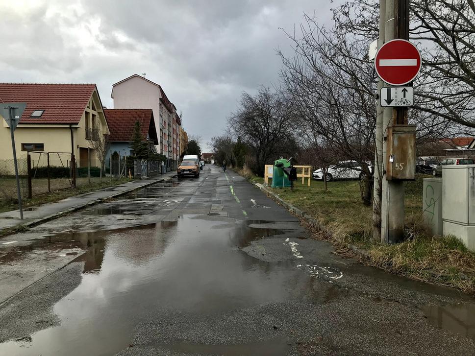 Jedna z ulíc vo Vajnoroch po daždi.