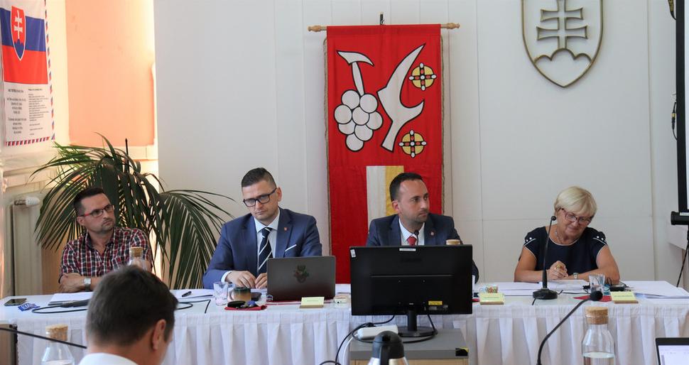 Zľava: vajnorský miestny kontrolór a bývalý konateľ VPS Gramblička, prednosta Kamil Homoľa, starosta a konateľ VPS Vlček a vicestarostka, členka dozornej rady VPS, Soňa Molnárová.