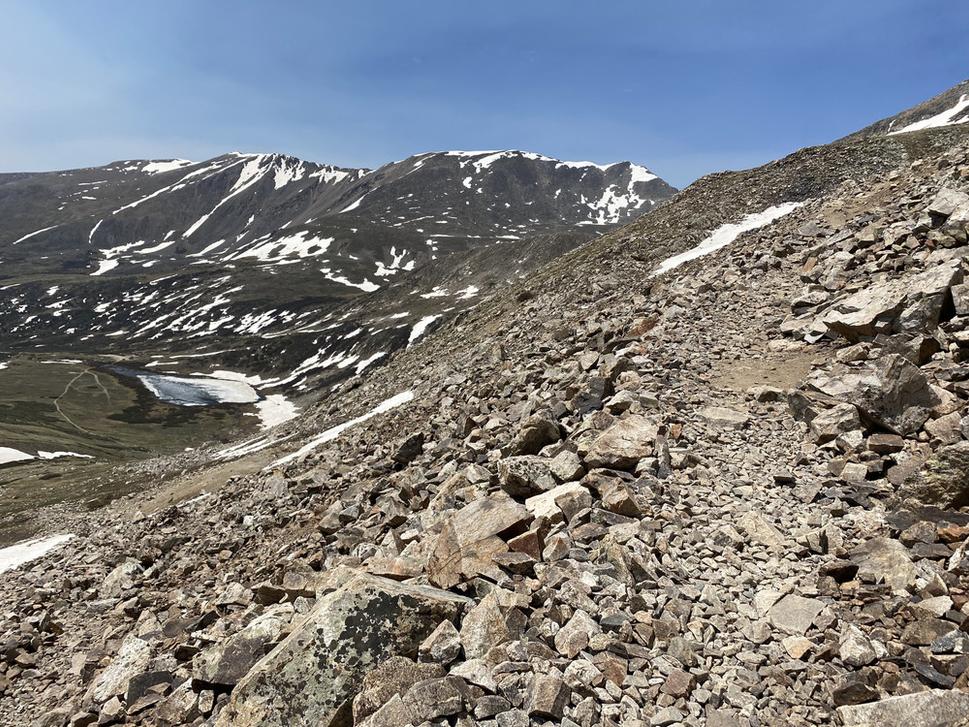 Stúpanie do sedla pod horou Demokrat a kosoštvorcové Šarkanie jazero (Kite Lake).