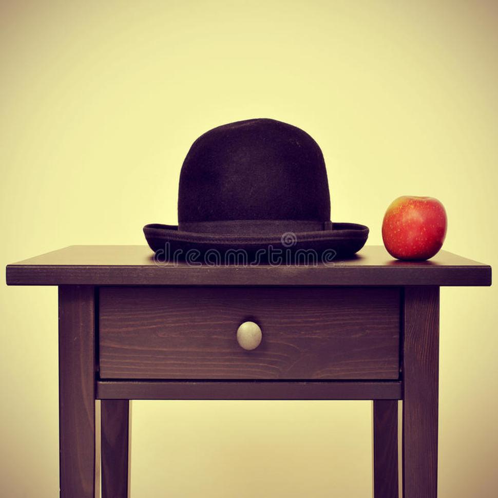 Klobúk a jablko, charakteristické symboly Reného Magritte